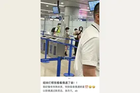 张柏芝罕带仨儿走机场，长子高冷似谢霆锋，幼子正脸曝光太像老二图片