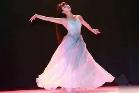 春晚一夜走红的“小彩旗”，21岁胖成大妈，一手好牌打稀烂图片