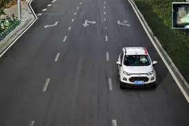 危险！湘潭3名驾驶员抱着小孩开车，监控视频拍下惊心画面……图片