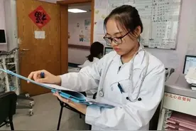 一边救人一边痛哭 面对称赞23岁女医学生直言“担不起”图片