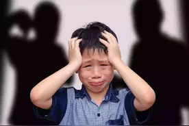 孩子犯错别逼他说“我错了”，其实身体已经认错，只是你没看见图片