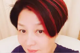临近新年，52岁哈文染大红发过年，为李咏守孝27个月拒绝再嫁图片