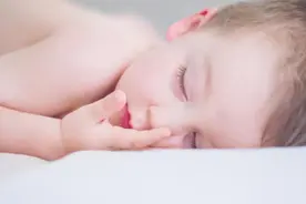 婴幼儿睡觉时出现这4个“小动作”，父母偷着乐，宝宝智商不会低图片