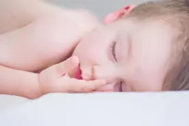 婴幼儿睡觉时出现这4个“小动作”，父母偷着乐，宝宝智商不会低图片