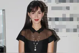 35岁卢靖姗穿透视装，香肩若隐若现，黑裙优雅却被吐槽显老气图片