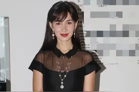 35岁卢靖姗穿透视装，香肩若隐若现，黑裙优雅却被吐槽显老气图片