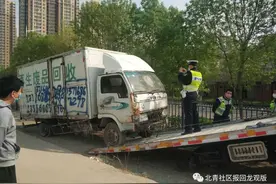 清除消防隐患还市容市貌，回龙观俩报废货车当仓库被清理图片