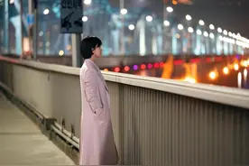 宋慧乔现身杀青宴，穿针织衫搭棉衣保暖又接地气，扎马尾清甜减龄图片