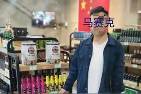 柳州两年轻男子在酒吧消费后“顺”走了几瓶啤酒 还没喝完民警就找上门来了~图片