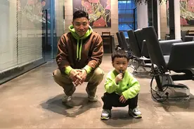 姜gary更新ins照片：和儿子拍摄“超人回来了”花絮图片