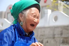 儿子战死沙场，4百公里外的母亲想下山扫墓，花20年才攒够路费图片