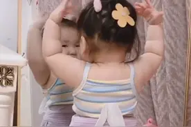 “自恋”小女孩走红，镜子前臭美好可爱，网友：又骗我生女儿图片