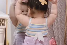 “自恋”小女孩走红，镜子前臭美好可爱，网友：又骗我生女儿图片