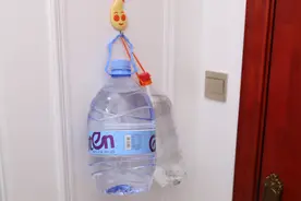 吸盘挂钩老是掉？教你简单小窍门，粘墙上像钉子一样牢固，厉害了视频封面
