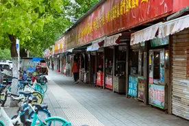 没了学生的合肥大学城，美食摊位不在，显得格外寂寥图片