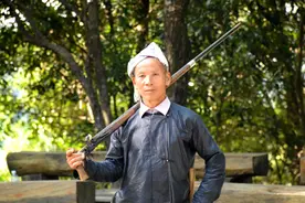 贵州深山里的原始部落 男人允许配枪 只用镰刀剃头图片