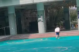 广东一女孩打预防针后坚持上学，只因可以与班级最帅男生牵手放学图片