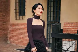俞飞鸿真美啊，黑色高跟配肉色袜子，就是鞋子有点看不懂图片