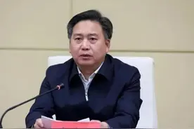个人信息已从官网撤下！担任市长4个多月就卸任的厅官，被罢免省人大代表职务图片
