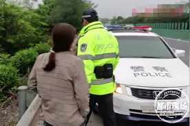 高速上发生争吵，丈夫竟丢下妻子自己开车走了，她足足走了8公里图片
