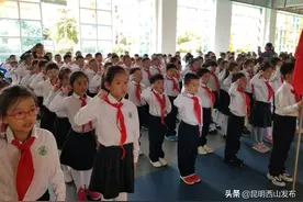 西山区芳草地国际学校举行“红领巾心向党”主题建队日活动。图片
