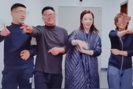 李思思晒与工作人员跳舞视频，人群中白到发光，不愧是央视主持人图片