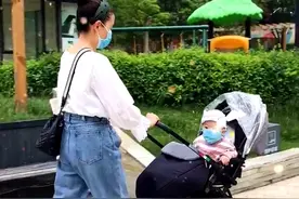 57岁青岛姥姥走红了！时尚带娃两不误，穿搭减龄连自己女儿都羡慕图片