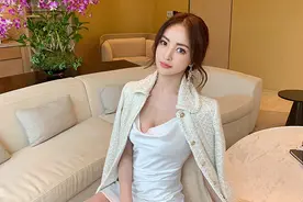 VERAMOON新优雅吊带纯色连衣裙美女，楚楚动人很有灵气，身材苗条图片