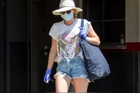 丽丽·莱因哈特出街啦，口罩太衬脸小了，白皙又修长的秀腿爱了图片