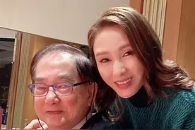 黎姿罕见晒全家福，怀抱坐轮椅弟弟入怀，蔡少芬五字评论很贴切图片