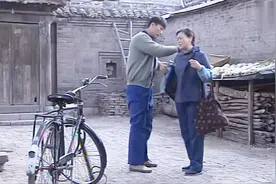 志强给大嫂买了新衣服大嫂没穿，二叔给大嫂脱衣服，被宝珠撞见了视频封面