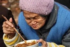 老太太生有三个儿子，曾经全村人羡慕不已，如今却称：我没儿子图片