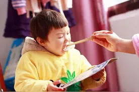 2岁孩子被喂饭撑坏胃，医生友情提醒，如果你也这样喂娃抓紧改正图片
