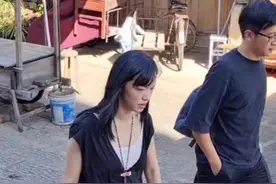 姚晨回乡下素颜变大妈，走路驼背含胸完全认不出，遇人微笑有礼貌图片