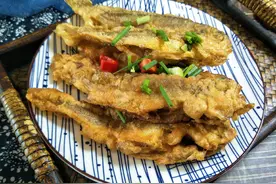 炸小鱼时，直接挂面糊是外行，教你好吃做法，小鱼酥脆好吃图片