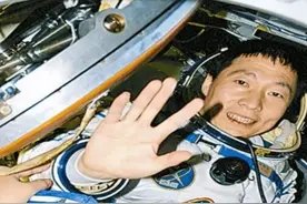 航天英雄杨立伟，在回到了地球之后，为什么17年都没有再露面？图片