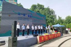 乘客上车后即触发“安全带提醒”，滴滴司机将“监督”乘客系安全带图片