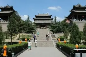 运城“最大”土佛，站在佛头上可观县城全景，比云冈石窟还要大图片