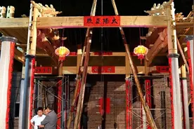 农村这场盖房上梁，这场面太震撼了！难得一见图片
