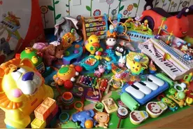 家里钱再多，也别给孩子买太多玩具，对孩子的成长没好处图片