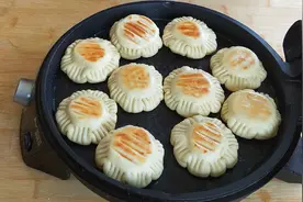 农村妈妈教你做香蕉饼，简单方便，两张面饼一压，香甜松软真好吃视频封面