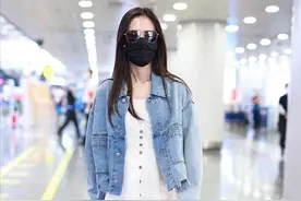 李若彤没结婚就是显年轻，穿牛仔外套配纱裙，55岁还有少女感图片