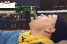小鲜肉与老腊肉“对决”在前，喝水又成危险动作，潘长江怎么了？图片