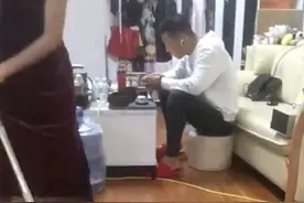 江苏南京：女子怀孕在家里干家务活，丈夫在旁边打游戏丝毫不在意图片