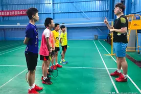 为增强体质从小学习打羽毛球，16岁成为国家一级运动员阮刚：挥汗球场，为家乡培养体育健儿图片
