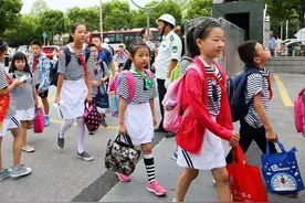 为什么中小学的上学放学时间不能照顾一下家长上下班的时间？图片