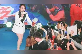 “不老玉女”杨钰莹出席活动，网友：大腿根暴露了太多秘密图片