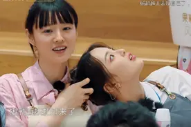 赵丽颖腰又疼？杨超越替她刷碗，拍到颖宝“腰带”时，粉丝扎心了图片