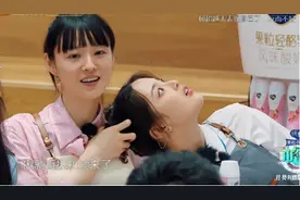 赵丽颖腰又疼？杨超越替她刷碗，拍到颖宝“腰带”时，粉丝扎心了图片