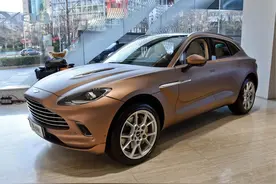 内饰全是真皮的SUV，V8动力来自奔驰，实拍阿斯顿·马丁DBX图片